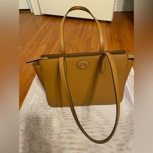 Beautiful Tory burch leather tote/shoulder bag -medium size- classic! Like New!